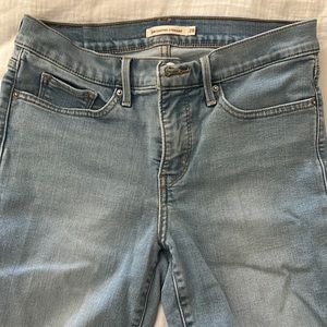 Levi’s Shaping Straight Jean, Size 28, Light Wash